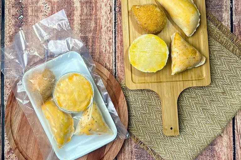 Bandeja com coxinha, empada, esfirra e pastel assados da Sanus