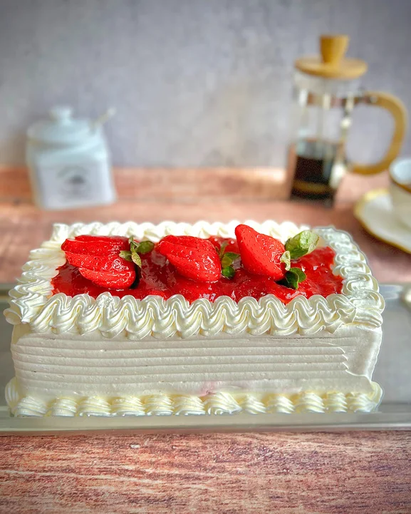 Torta de morango da Sanus em forma retangular