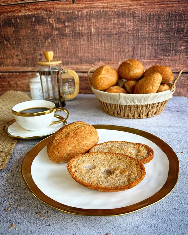 Pão francês sem glúten da Sanus com café